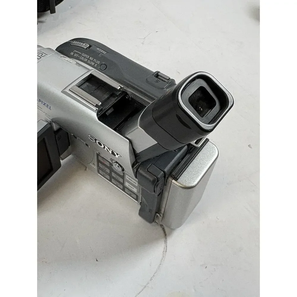 Sony DCR-DVD201 Handycam DVD Camcorder Tested Powers On Bag Charger Bundle